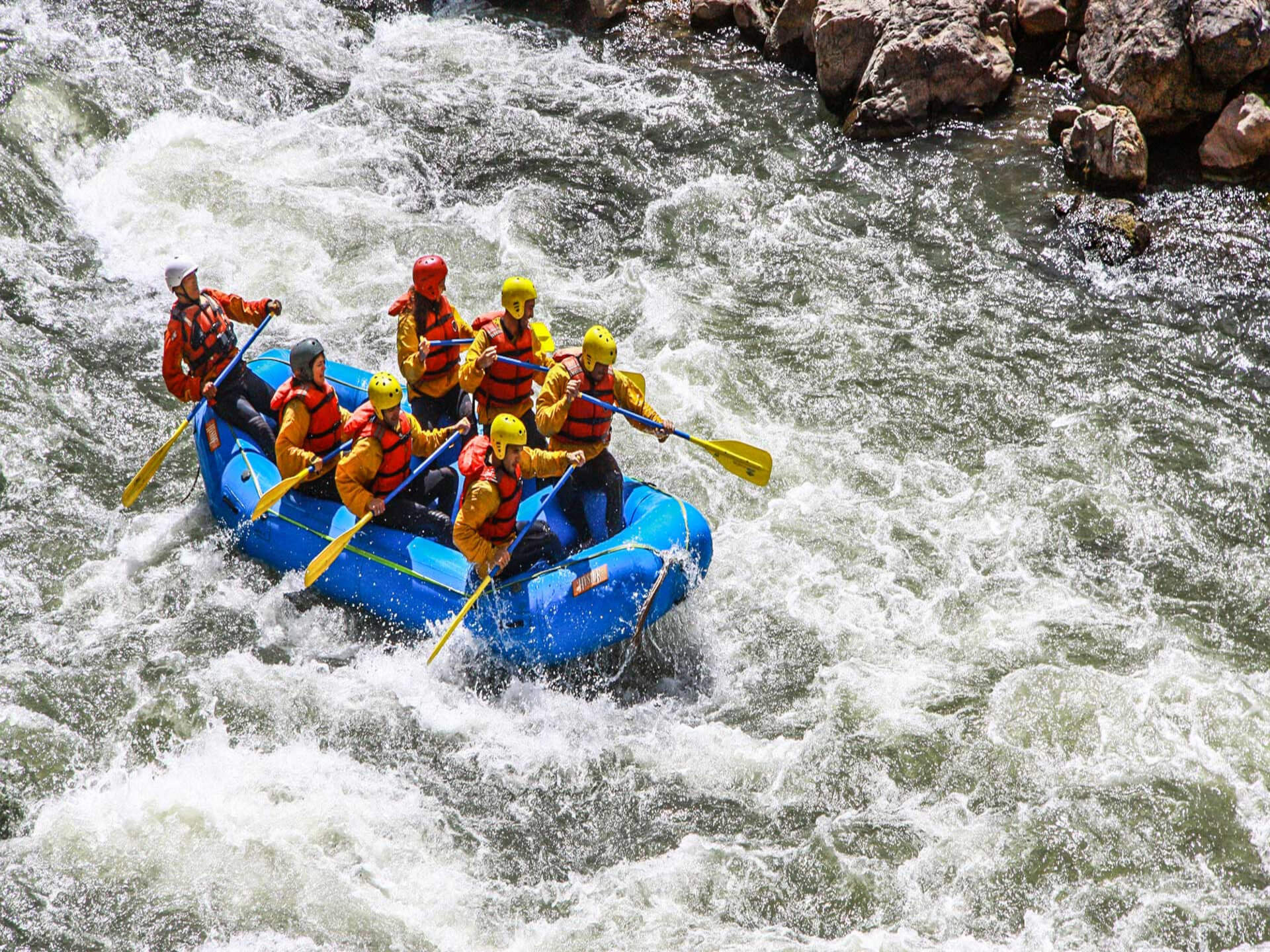 Rafting en aguas bravas en el río Willcamayu en Cusco